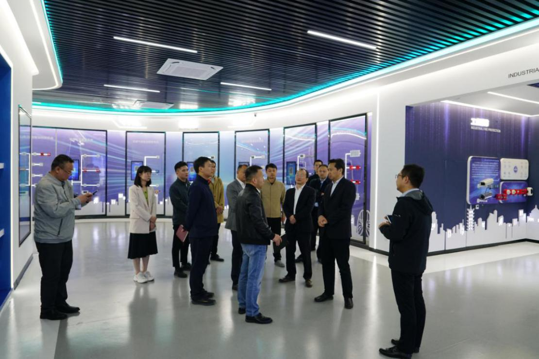 安徽省數(shù)據(jù)資源管理局黨組成員、副局長(zhǎng) 王愛(ài)學(xué)一行調(diào)研依愛(ài)消防